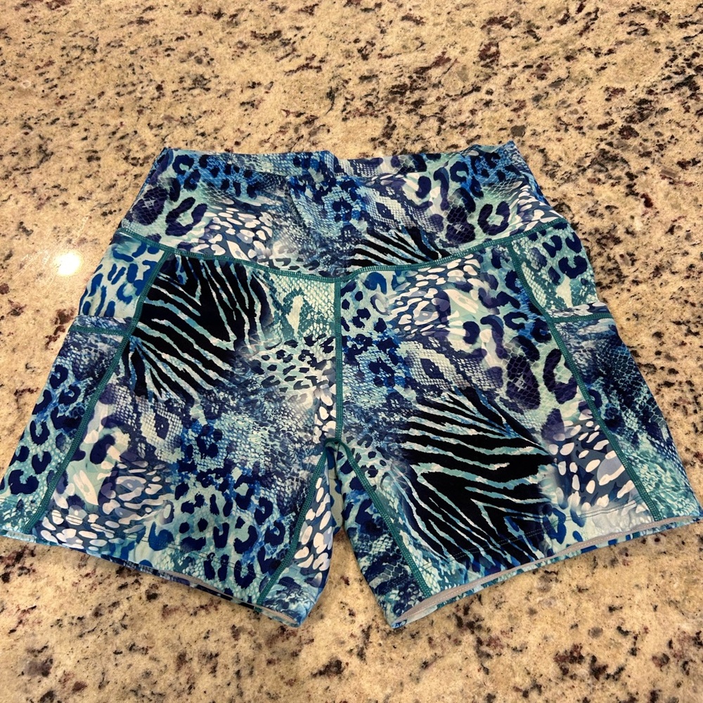 CVG shorts sz L